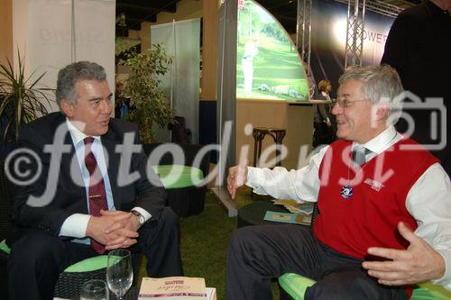 An der Ferienmesse (Fespo) in Zürich treffen sich der türkische Generalkonsul in Zürich, Mehmet Emre, mit Kadir Ugur, dem Inhaber des wichtigsten türkischen Reisebüro's in der Schweiz Bentour