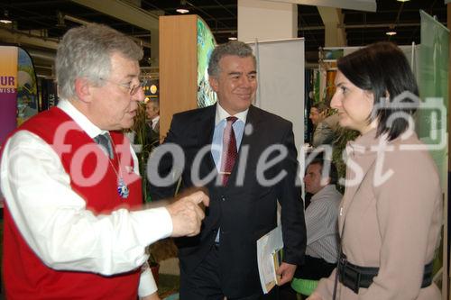 Der türkische Generalkonsul Mehmet Emre besucht an der Zürcher Ferienmesse (Fespo) den Türkei-Reisespezialisten Bentour und bespricht mit Reisebüro-Inhaber Kadir Ugur und der Direktorin des Kultur und Tourismusbüro Tulya Furgut über die Tourismus-Aussichten im Krisenjahr 2009
an der zürcher Ferienmesse