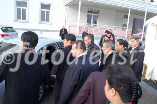 Chinas Premierminister Wen Jiabao umringt von Sicherheitsbeamten am WEF in Davos  Chinas premierminister Wen Jiabao's surrounded and protected by security people at the WEF in Davos