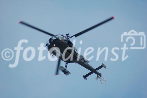 Ein Schweizer Armee-Helikopter fliegt über dem Kongresszentrum in Davos, wo das Weltwirtschaftsforum über 40 Staatsgäste anzieht. A Swiss army helicopter is flying above the congress center in Davos where the world economic forum is held