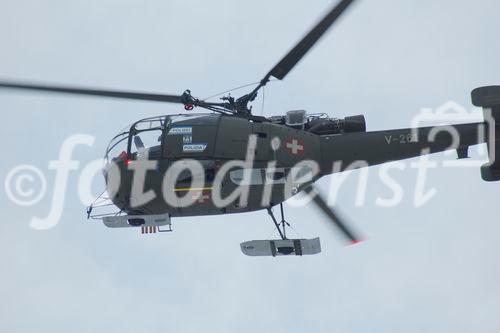 Ein Schweizer Armee-Helikopter fliegt über dem Kongresszentrum in Davos mit Scharfschützen an Bord, um die WEF-Teilnehmer im Ernstfall zu schützen. A Swiss army helicopter is flying above the world economic forum to protect over 40 prime ministers
and presidents