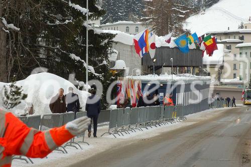 Stopp. Hier ist Endstation für alle normalsterblichen nicht WEF-Teilnehmer. Polizei-Sperre vor dem WEF-Kongresszentrum in Davos. 