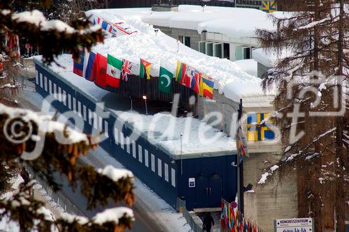 Der hermetisch abgeriegelte und mit den Fahnen der teilnehmenden Staaten geschmückte Eingang des WEF-Kongresszentrums in Davos. The main entracnce of the WEF congress center in Davos with the flags of the nations.