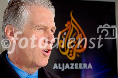 Moderator und Präsentator von Al Jazeera berichtet aus Davos vom Weltwirtschaftsforum. Al Jazeera's presentator Steven Cole is reporting from the world economic forum in Davos