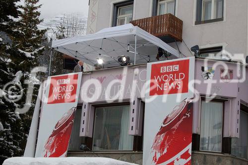 Medienzirkus am WEF 2009: Das BBC-Studio direkt neben dem Kongresszentrum: Über 2500 Journalisten berichten vom Weltwirtschaftsforum in Davos