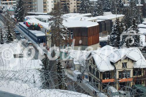 Das hermetisch abgeriegelte WEF-Kongresszentrum in Davos und der Konvoi von Chinas Ministerpräsidenten Wen Jiabao