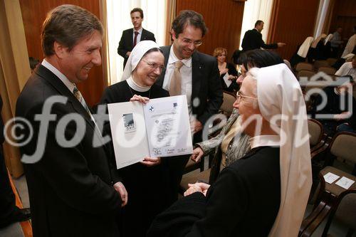 Das Krankenhaus der Barmherzigen Schwestern in Wien 6 wurde heute als erstes nach Qualitäts- und Wertekritierien gesamt zertifiziertes Krankenhaus in Wien ausgezeichnet. Foto:  vlnr: Thomas Pavek, GF und Verwaltungsdirektor, Schwester Josefa, General Ökonomin, Dr. Michael Heinisch, GF Vinzenz Gruppe, Renate Kaufmann, Bezirksvorsteherin, Schwester Sigharda, General Oberin