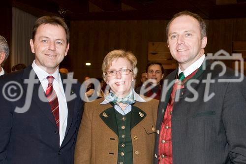 (C) fotodienst/Erika Mayer- Salzburg, 22.01.2009. Heffterhof Salzburg - Vertreter von über 100 Regionen nahmen an der Bundestagung der Genuss Region Österreich am Donnerstag in Salzburg teil. Höhepunkt der Veranstaltung war ein Empfang des neuen Landwirtschaftsministers Niki Berlakovich, der die Fortführung der erfolgreichen Initiative versprach. Die Genuss Region Österreich soll qualitativ und quantitativ weiter vertieft werden. (v.l.n.r.): Landwirtschaftsminister Di. Niki Berlakovich, Christine Eisl, Sepp Eisl