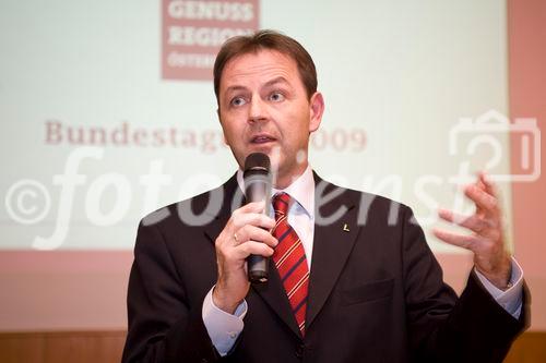 (C) fotodienst/Erika Mayer- Salzburg, 22.01.2009. Heffterhof Salzburg - Vertreter von über 100 Regionen nahmen an der Bundestagung der Genuss Region Österreich am Donnerstag in Salzburg teil. Höhepunkt der Veranstaltung war ein Empfang des neuen Landwirtschaftsministers Niki Berlakovich, der die Fortführung der erfolgreichen Initiative versprach. Die Genuss Region Österreich soll qualitativ und quantitativ weiter vertieft werden.  Im Bild: Di Niki Berlakovich,