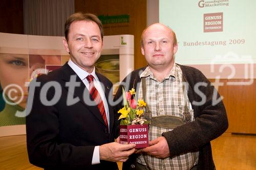 (C) fotodienst/Erika Mayer- Salzburg, 22.01.2009. Heffterhof Salzburg - Vertreter von über 100 Regionen nahmen an der Bundestagung der Genuss Region Österreich am Donnerstag in Salzburg teil. Höhepunkt der Veranstaltung war ein Empfang des neuen Landwirtschaftsministers Niki Berlakovich, der die Fortführung der erfolgreichen Initiative versprach. Die Genuss Region Österreich soll qualitativ und quantitativ weiter vertieft werden. (v.l.n.r.): Landwirtschaftsminister Di. Niki Berlakovich,