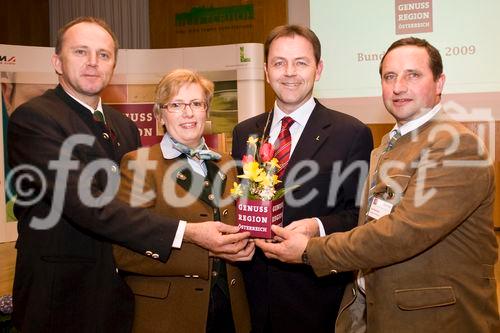 (C) fotodienst/Erika Mayer- Salzburg, 22.01.2009. Heffterhof Salzburg - Vertreter von über 100 Regionen nahmen an der Bundestagung der Genuss Region Österreich am Donnerstag in Salzburg teil. Höhepunkt der Veranstaltung war ein Empfang des neuen Landwirtschaftsministers Niki Berlakovich, der die Fortführung der erfolgreichen Initiative versprach. Die Genuss Region Österreich soll qualitativ und quantitativ weiter vertieft werden. 
(v.l.n.r.): Sepp Eisl, Christine Eisl, Di Niki Berlakovich, Karl Neuhofer