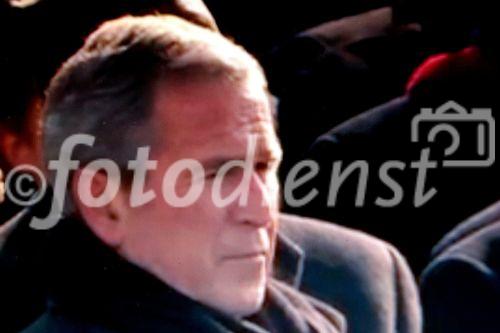 Der abtretende und ungeliebte Präsident George W. Bush an der Inaugurationsfeier seines Afro-Amerikanischen Nachfolgers im Capitol in Washington