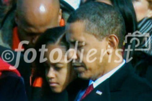 Der 44. US-Präsident und erste Afro-Amerikaner Barak Obama mit seiner älteren Tochter an der Inaugurationsfeier im Capitol in Washington