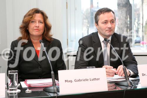 (C) fotodienst/Anna Rauchenberger - Wien, 20.01.2009 - NFC Handy-Tickets wurden bisher via SMS zugestellt. Nun startet der Pilotbetrieb der ersten end-to-end NFC-Lösung auf Chipkarten-Basis: A1 hat eine end-to-end Anwendung entwickelt, die den gesamten Prozess von Ticket-Bestellung über den Kauf bis zur Kontrolle abdeckt. FOTO v.l.: Mag. Gabriele Lutter (Sprecherin des Vorstandes der ÖBB-Personenverkehr AG), Dr. Hannes Ametsreiter (Marketingvorstand mobilkom austria AG und CEO Telekom TA AG)