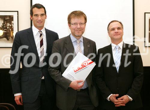 (C) fotodienst/Anna Rauchenberger - Wien, 14.01.2009 - Präsentation des Werbe-Optimismus-Index im Wiener Café Griensteidl: Jeder zweite Werbemanager kalkuliert massiven Werberückgang in Österreich ein. Der Werbe-Optimismus-Index analysiert Entwicklungen und Erwartugen in einem mehrstufigen System aus den österreichischen Top-500-Auftraggebern, den Werbeagenturen, den Konsumenten und den Medien und zeichnet ein umfassendes Bild der Branchenkonjunktur im vierten Quartal 2008 und einen Ausblick auf das Krisenjahr 2009. FOTO v.l.: Thomas Schwabl (Geschäftsführer Marketagent.com), Peter Drössler (Obmann des Fachverbandes Werbung und Marktkommunikation in der Wirtschaftskammer Österreich), Mag. Markus Deutsch (Fachverbandsgeschäftsführer des Fachverbandes Werbung und Marktkommunikation in der Wirtschaftskammer Österreich)