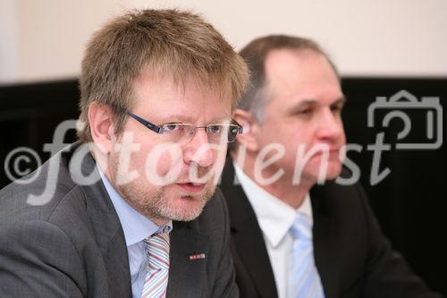 (C) fotodienst/Anna Rauchenberger - Wien, 14.01.2009 - Präsentation des Werbe-Optimismus-Index im Wiener Café Griensteidl: Jeder zweite Werbemanager kalkuliert massiven Werberückgang in Österreich ein. Der Werbe-Optimismus-Index analysiert Entwicklungen und Erwartugen in einem mehrstufigen System aus den österreichischen Top-500-Auftraggebern, den Werbeagenturen, den Konsumenten und den Medien und zeichnet ein umfassendes Bild der Branchenkonjunktur im vierten Quartal 2008 und einen Ausblick auf das Krisenjahr 2009. FOTO v.l.: Peter Drössler (Obmann des Fachverbandes Werbung und Marktkommunikation in der Wirtschaftskammer Österreich), Mag. Markus Deutsch (Fachverbandsgeschäftsführer des Fachverbandes Werbung und Marktkommunikation in der Wirtschaftskammer Österreich)