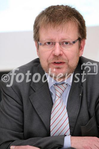 (C) fotodienst/Anna Rauchenberger - Wien, 14.01.2009 - Präsentation des Werbe-Optimismus-Index im Wiener Café Griensteidl: Jeder zweite Werbemanager kalkuliert massiven Werberückgang in Österreich ein. Der Werbe-Optimismus-Index analysiert Entwicklungen und Erwartugen in einem mehrstufigen System aus den österreichischen Top-500-Auftraggebern, den Werbeagenturen, den Konsumenten und den Medien und zeichnet ein umfassendes Bild der Branchenkonjunktur im vierten Quartal 2008 und einen Ausblick auf das Krisenjahr 2009. FOTO: Peter Drössler (Obmann des Fachverbandes Werbung und Marktkommunikation in der Wirtschaftskammer Österreich)