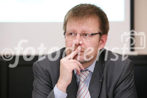 (C) fotodienst/Anna Rauchenberger - Wien, 14.01.2009 - Präsentation des Werbe-Optimismus-Index im Wiener Café Griensteidl: Jeder zweite Werbemanager kalkuliert massiven Werberückgang in Österreich ein. Der Werbe-Optimismus-Index analysiert Entwicklungen und Erwartugen in einem mehrstufigen System aus den österreichischen Top-500-Auftraggebern, den Werbeagenturen, den Konsumenten und den Medien und zeichnet ein umfassendes Bild der Branchenkonjunktur im vierten Quartal 2008 und einen Ausblick auf das Krisenjahr 2009. FOTO: Peter Drössler (Obmann des Fachverbandes Werbung und Marktkommunikation in der Wirtschaftskammer Österreich)