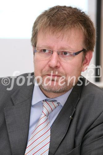 (C) fotodienst/Anna Rauchenberger - Wien, 14.01.2009 - Präsentation des Werbe-Optimismus-Index im Wiener Café Griensteidl: Jeder zweite Werbemanager kalkuliert massiven Werberückgang in Österreich ein. Der Werbe-Optimismus-Index analysiert Entwicklungen und Erwartugen in einem mehrstufigen System aus den österreichischen Top-500-Auftraggebern, den Werbeagenturen, den Konsumenten und den Medien und zeichnet ein umfassendes Bild der Branchenkonjunktur im vierten Quartal 2008 und einen Ausblick auf das Krisenjahr 2009. FOTO: Peter Drössler (Obmann des Fachverbandes Werbung und Marktkommunikation in der Wirtschaftskammer Österreich)