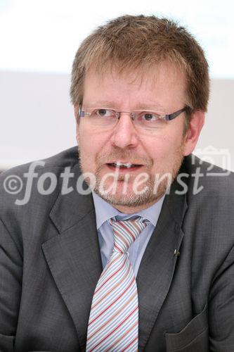 (C) fotodienst/Anna Rauchenberger - Wien, 14.01.2009 - Präsentation des Werbe-Optimismus-Index im Wiener Café Griensteidl: Jeder zweite Werbemanager kalkuliert massiven Werberückgang in Österreich ein. Der Werbe-Optimismus-Index analysiert Entwicklungen und Erwartugen in einem mehrstufigen System aus den österreichischen Top-500-Auftraggebern, den Werbeagenturen, den Konsumenten und den Medien und zeichnet ein umfassendes Bild der Branchenkonjunktur im vierten Quartal 2008 und einen Ausblick auf das Krisenjahr 2009. FOTO: Peter Drössler (Obmann des Fachverbandes Werbung und Marktkommunikation in der Wirtschaftskammer Österreich)