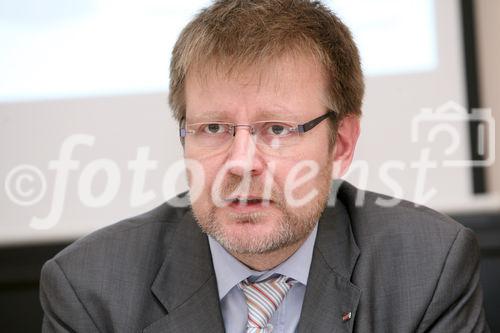 (C) fotodienst/Anna Rauchenberger - Wien, 14.01.2009 - Präsentation des Werbe-Optimismus-Index im Wiener Café Griensteidl: Jeder zweite Werbemanager kalkuliert massiven Werberückgang in Österreich ein. Der Werbe-Optimismus-Index analysiert Entwicklungen und Erwartugen in einem mehrstufigen System aus den österreichischen Top-500-Auftraggebern, den Werbeagenturen, den Konsumenten und den Medien und zeichnet ein umfassendes Bild der Branchenkonjunktur im vierten Quartal 2008 und einen Ausblick auf das Krisenjahr 2009. FOTO: Peter Drössler (Obmann des Fachverbandes Werbung und Marktkommunikation in der Wirtschaftskammer Österreich)