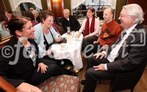 (C) fotodienst/Anna Rauchenberger - Wien, 12.01.2009 - Führungskräfte haben einmal im Monat die Möglichkeit, sich bei einem Experten-Treff kostenlose Beratung von Fachleuten zu holen. Die Experten bieten Hilfestellung und neue Impulse für deren Probleme. Das 'Expertencafé' findet einmal im Monat im Café Landtmann statt. FOTO: Zwei der InitiatorInnen des Expertencafés, Unternehmensberaterin Dr. Agata Danis (InConsulting, 3.v.re) und Unternehmensberaterin Susanne Wiegele (2.v.li) im Gespräch mit Klienten.