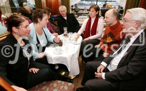 (C) fotodienst/Anna Rauchenberger - Wien, 12.01.2009 - Führungskräfte haben einmal im Monat die Möglichkeit, sich bei einem Experten-Treff kostenlose Beratung von Fachleuten zu holen. Die Experten bieten Hilfestellung und neue Impulse für deren Probleme. Das 'Expertencafé' findet einmal im Monat im Café Landtmann statt. FOTO: Zwei der InitiatorInnen des Expertencafés, Unternehmensberaterin Dr. Agata Danis (InConsulting, 3.v.re) und Unternehmensberaterin Susanne Wiegele (2.v.li) im Gespräch mit Klienten.