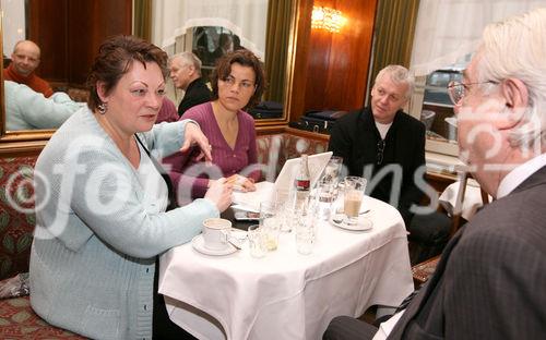 (C) fotodienst/Anna Rauchenberger - Wien, 12.01.2009 - Führungskräfte haben einmal im Monat die Möglichkeit, sich bei einem Experten-Treff kostenlose Beratung von Fachleuten zu holen. Die Experten bieten Hilfestellung und neue Impulse für deren Probleme. Das 'Expertencafé' findet einmal im Monat im Café Landtmann statt. FOTO: Eine der InitiatorInnen des Expertencafés, Unternehmensberaterin Susanne Wiegele (L), im Gespräch mit Klienten.