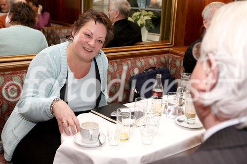 (C) fotodienst/Anna Rauchenberger - Wien, 12.01.2009 - Führungskräfte haben einmal im Monat die Möglichkeit, sich bei einem Experten-Treff kostenlose Beratung von Fachleuten zu holen. Die Experten bieten Hilfestellung und neue Impulse für deren Probleme. Das 'Expertencafé' findet einmal im Monat im Café Landtmann statt. FOTO: Eine der InitiatorInnen des Expertencafés, Unternehmensberaterin Susanne Wiegele (L), im Gespräch mit einem Klienten.