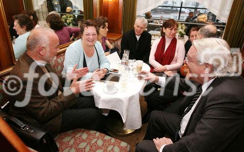 (C) fotodienst/Anna Rauchenberger - Wien, 12.01.2009 - Führungskräfte haben einmal im Monat die Möglichkeit, sich bei einem Experten-Treff kostenlose Beratung von Fachleuten zu holen. Die Experten bieten Hilfestellung und neue Impulse für deren Probleme. Das 'Expertencafé' findet einmal im Monat im Café Landtmann statt. FOTO: Zwei der InitiatorInnen des Expertencafés, Unternehmensberaterin Dr. Agata Danis (InConsulting, 4.v.re) und Unternehmensberaterin Susanne Wiegele (2.v.li) im Gespräch mit Klienten.