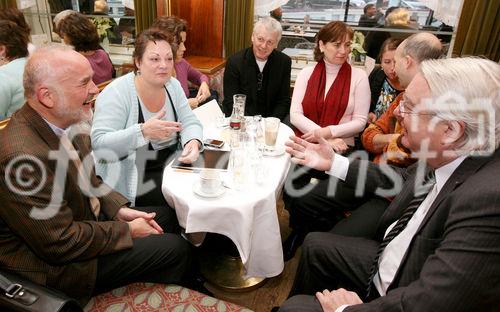 (C) fotodienst/Anna Rauchenberger - Wien, 12.01.2009 - Führungskräfte haben einmal im Monat die Möglichkeit, sich bei einem Experten-Treff kostenlose Beratung von Fachleuten zu holen. Die Experten bieten Hilfestellung und neue Impulse für deren Probleme. Das 'Expertencafé' findet einmal im Monat im Café Landtmann statt. FOTO: Zwei der InitiatorInnen des Expertencafés, Unternehmensberaterin Dr. Agata Danis (InConsulting, 4.v.re) und Unternehmensberaterin Susanne Wiegele (2.v.li) im Gespräch mit Klienten.