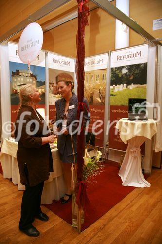 Seit nunmehr fünfzehn Jahren findet die alljährliche Hochzeitsmesse TRAU? DICH statt. Auf etwa 6000 Quadratmetern präsentieren 200 namhafte Aussteller ihre Waren und Dienstleistungen um mit allen erdenklichen Details diesen Tag wirklich unvergesslich werden zu lassen. Foto: Messestand Hotel Refugium