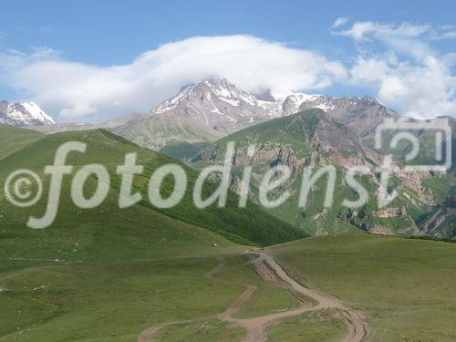 Georgiens mächtiger Vulkan Kasbek (5047 m) war Ende Juli 2011 die fünfte Station der 