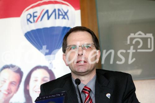 (C) fotodienst/Anna Rauchenberger - Wien, 08.01.2009 - Pünktlich zu Jahresbeginn präsentiert RE/MAX auch dieses Jahr wieder den RE/MAX-Immobilien-Trend-Index. Vor dem Hintergrund der allgemein schwierigen Wirtschaftssituation blieben die Immobiliennachfrage, wie auch die Immobilienpreise entgegen dem allgemeinen Wirtschaftstrend weitgehend stabil. FOTO: Mag. Anton Nenning (Managing Director RE/MAX Austria)