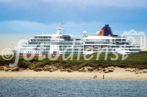 MS Europa legt auf der Promi-Insel Sylt an. MS Europe is ankering in front of the popular Island Sylt