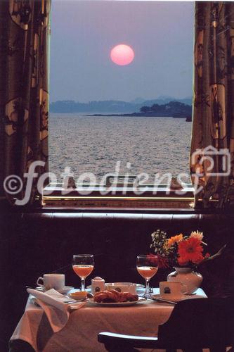 Romantisches Dinner, Tête à Tête, an Bord der Emeraud, eines restaurierten Raddampfers durch die Halong BAy. Romantic diner on board of the Emeraud-cruise-ship for lovers, wedding-couples, holymooners