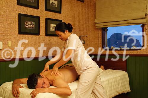 An Bord der Emeraud kann man sich während des Ausfluges durch die Halong BAy mit MAssagen und Wellnessbehandlungen wunderbar verwöhnen lassen . During the cruise through the Halong BAy the guests of the Emeraud-ship can get a selection of wonderfull treatments