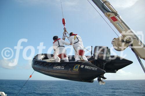 Schifffahrt, Seenot, Rettungstraining, MS Bremen, Hapag Lloyd, Atlantik, Meer, Matrosen
Schlauchboot, Auswassern, Kran,
Cruise ship, rescue-training, SOS, MS Bremen, Zodiac, People,
