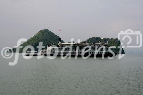 Asien, Vietnam, Halong Bay, UNESCO Weltkulturerbe, Boote, Emeraud-Schiff, Dschunken, Meer, Kalksteinfelsen, Schifffahrt, Ausflug, Meer, 

Asia, Vietnam, UNESCO World Heritage Site, boats, Emeraud ship, cruises, ocean, 

Alle Bilder auch als Dia verfügbar. All pictures also as slides (diapositiv) available.
Hochauflösende Scans in Bearbeitung. High resolution scans in work progress.
