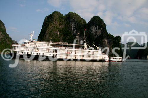 Asien, Vietnam, Halong Bay, UNESCO Weltkulturerbe, Boote, Emeraud-Schiff, Dschunken, Meer, Kalksteinfelsen, Schifffahrt, Ausflug, Meer, 

Asia, Vietnam, UNESCO World Heritage Site, boats, Emeraud ship, cruises, ocean, 

Alle Bilder auch als Dia verfügbar. All pictures also as slides (diapositiv) available.
Hochauflösende Scans in Bearbeitung. High resolution scans in work progress
