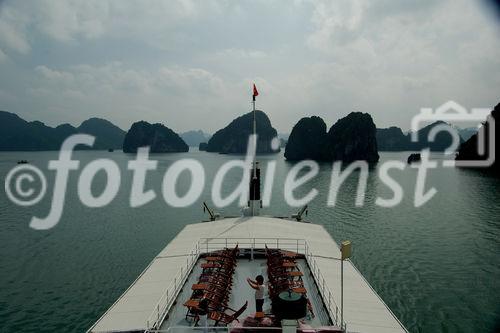 Asien, Vietnam, Halong Bay, UNESCO Weltkulturerbe, Schifffahrt, Boote, Dschunken, Meer, Kalksteinfelsen, Ausflug, Meer, Emeraud-Schiff, 

Asia, Vietnam, UNESCO World Heritage Site, cruises on Emeraud ship, ocean, boats, 
