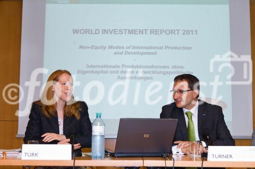 (c) fotodienst / Johannes Brunnbauer | UNCTAD World Investment Report 2011 in der Österreichischen Nationalbank
Im Bild vlnr.: Elisabeth Türk und Dr. Johannes Turner