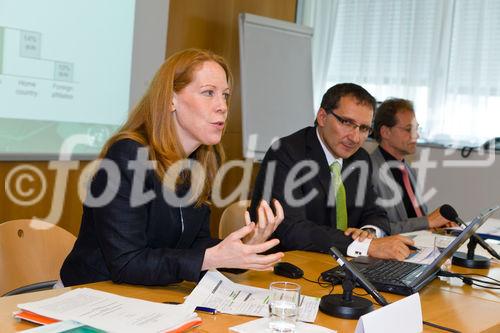 (c) fotodienst / Johannes Brunnbauer | UNCTAD World Investment Report 2011 in der Österreichischen Nationalbank
Im Bild vlnr.: Elisabeth Türk, Dr. Johannes Turner und Christian Gutlederer