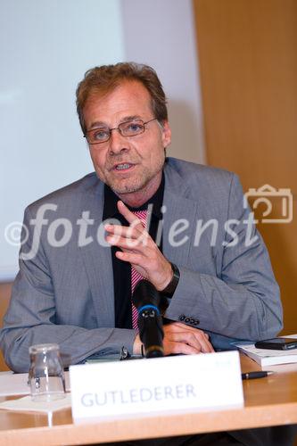 (c) fotodienst / Johannes Brunnbauer | UNCTAD World Investment Report 2011 in der Österreichischen Nationalbank
Im Bild vlnr.: Christian Gutlederer