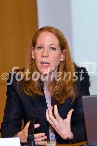 (c) fotodienst / Johannes Brunnbauer | UNCTAD World Investment Report 2011 in der Österreichischen Nationalbank
Im Bild vlnr.: Elisabeth Türk