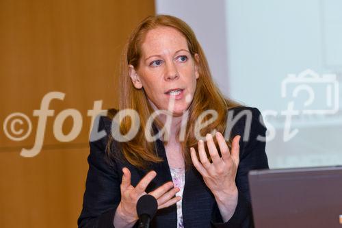 (c) fotodienst / Johannes Brunnbauer | UNCTAD World Investment Report 2011 in der Österreichischen Nationalbank
Im Bild vlnr.: Elisabeth Türk