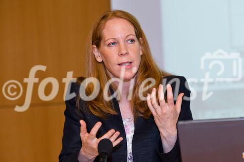 (c) fotodienst / Johannes Brunnbauer | UNCTAD World Investment Report 2011 in der Österreichischen Nationalbank
Im Bild vlnr.: Elisabeth Türk