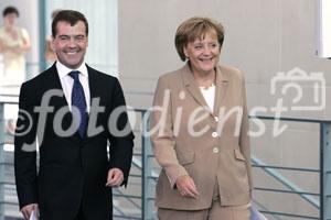 Berlin,den 05.06.2008-Bundeskanzleramt
Foto: Bundeskanzlerin Angela Merkel und 
Dmitri Medwedew, Praesident der russischen Foederation.
Copyright by: Reiner Zensen,
Gallierweg 15,53117 Bonn,
Tel.0170-8119315 
Mail: photo@reinerzensen.de
Foto honorarpflichtig und nur zur redaktionellen
Verwendung,
{Postbank Koeln Konto-Nr.425811505;
BLZ 37010050,
Veroeffentlichung gegen Honorar plus 7% Mwst.,Steuer-Nr. 205/5336/1051,Finanzamt Bonn-Innenstadt}, {Honorarpflichtiges Pressebild,Verwendung gegen Honorar nach Vereinbarung u.Belegexemplar.Keine Weitergabe an Dritte,keine Syndikation,keine Aufnahme in Archive oder Datenbanken,welche Dritten offenstehen.}, {No Syndication,no passing on to third parties,no taking up in archives or databanks,which are open to anyone}.