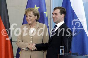 Berlin,den 05.06.2008-Bundeskanzleramt
Foto: Bundeskanzlerin Angela Merkel und 
Dmitri Medwedew, Praesident der russischen Foederation.
Copyright by: Reiner Zensen,
Gallierweg 15,53117 Bonn,
Tel.0170-8119315 
Mail: photo@reinerzensen.de
Foto honorarpflichtig und nur zur redaktionellen
Verwendung,
{Postbank Koeln Konto-Nr.425811505;
BLZ 37010050,
Veroeffentlichung gegen Honorar plus 7% Mwst.,Steuer-Nr. 205/5336/1051,Finanzamt Bonn-Innenstadt}, {Honorarpflichtiges Pressebild,Verwendung gegen Honorar nach Vereinbarung u.Belegexemplar.Keine Weitergabe an Dritte,keine Syndikation,keine Aufnahme in Archive oder Datenbanken,welche Dritten offenstehen.}, {No Syndication,no passing on to third parties,no taking up in archives or databanks,which are open to anyone}.