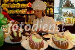 Ein Meisterwerk für die Oster-Feiertage wird hier in der Confiserie Sprüngli von Hand kunstvoll verziert. Leckere Osterhasen, Torten, Kuchen und Gebäck aus Meisterhand und allerfeinster Schweizer Schokolade gibt es bei der berühmten Confiserie Sprüngli am Paradeplatz in Zürich zu geniessen und zu kaufen. Eastern in Switzerland: Zürich-City, Paradeplatz, financial district: the legendary Confiserie Sprüngli offers it's guests the finest swiss chocolate and delicious chocolate-bunnies. 